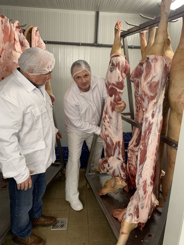 Mester Károly és Paplógó Feri félsertésekkel